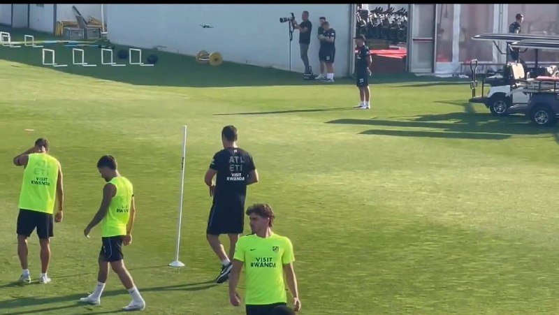 كارلوس مونفورت ألفاريز ينتظر المناقشة مع سيميوني بعد التدريب….