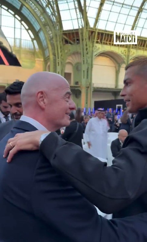 الأسطورة كريستيانو رونالدو يلتقي بجياني إنفانتينو في حفل ختام كأس العالم للرياضا…
