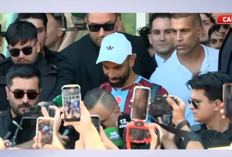 محمد صلاح في إسطنبول. محمد صلاح بقميص طرابزون سبور يستعد للوصول إلى تركيا الساعة…