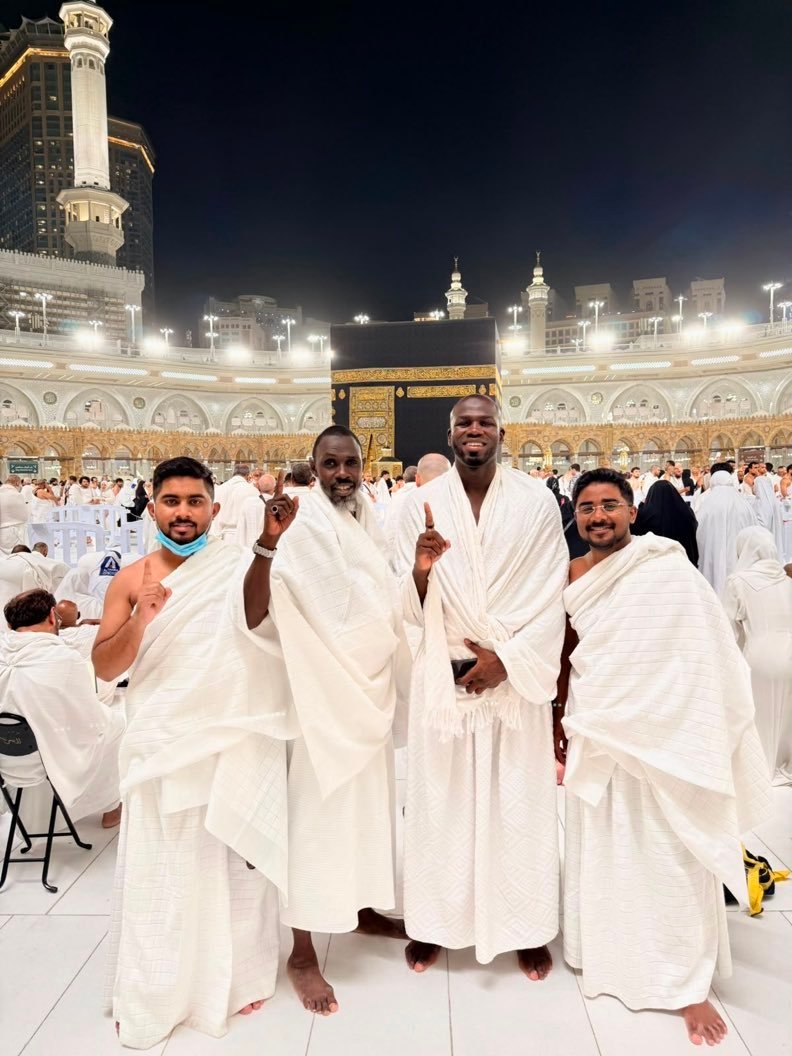 كوليبالي يؤدي مناسك العمرة  …