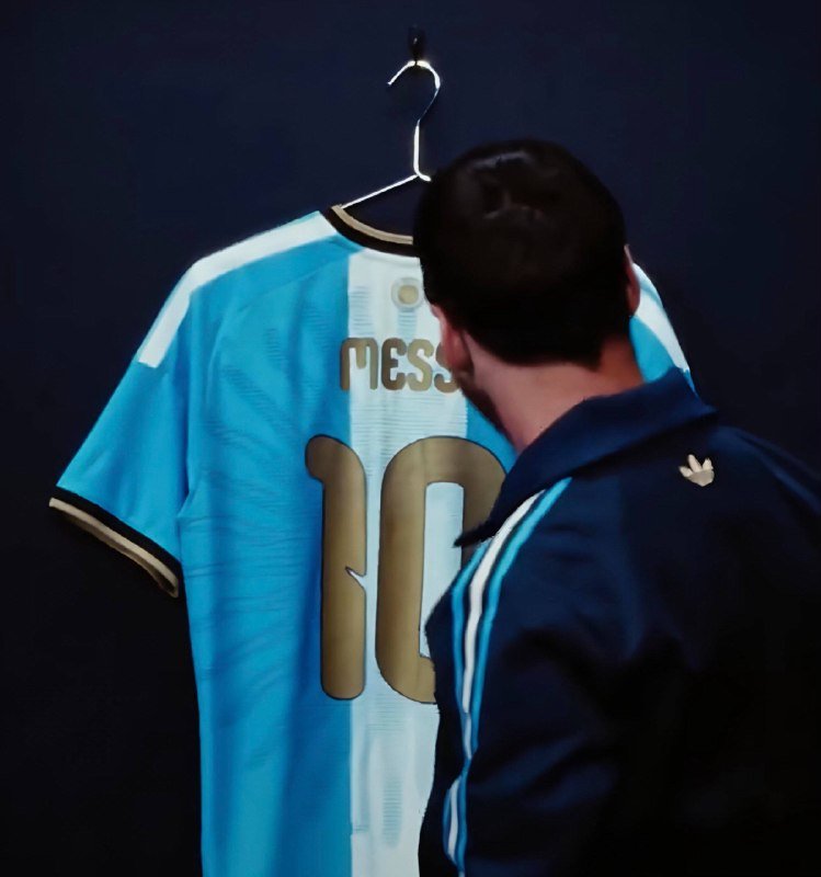 ‏الأسطورة ليونيل ميسي يُعلن عن القميص الأخير الذي سيرتديه مع المنتخب الوطني…