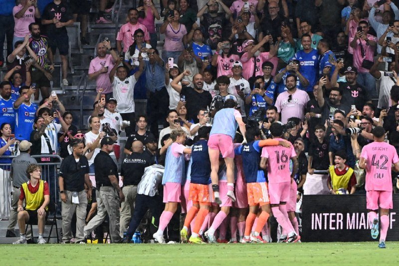الجميع يحتفل مع كاسيميرو! …